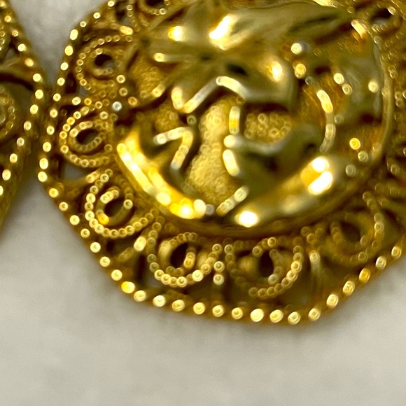 Vintage Avon clip on earrings. Gold tone - Picture 3 of 6